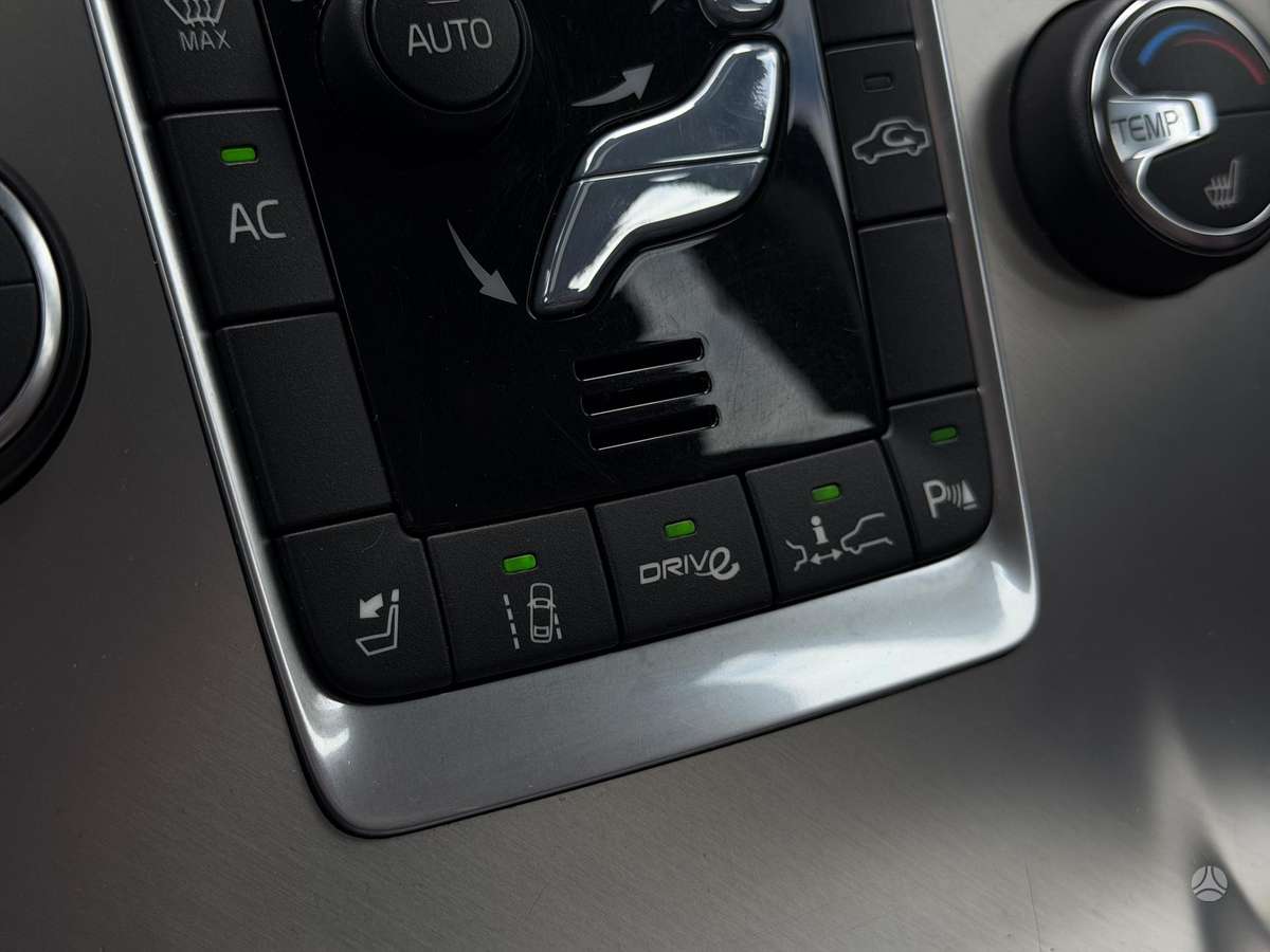 Volvo V70 2012 — photo 34