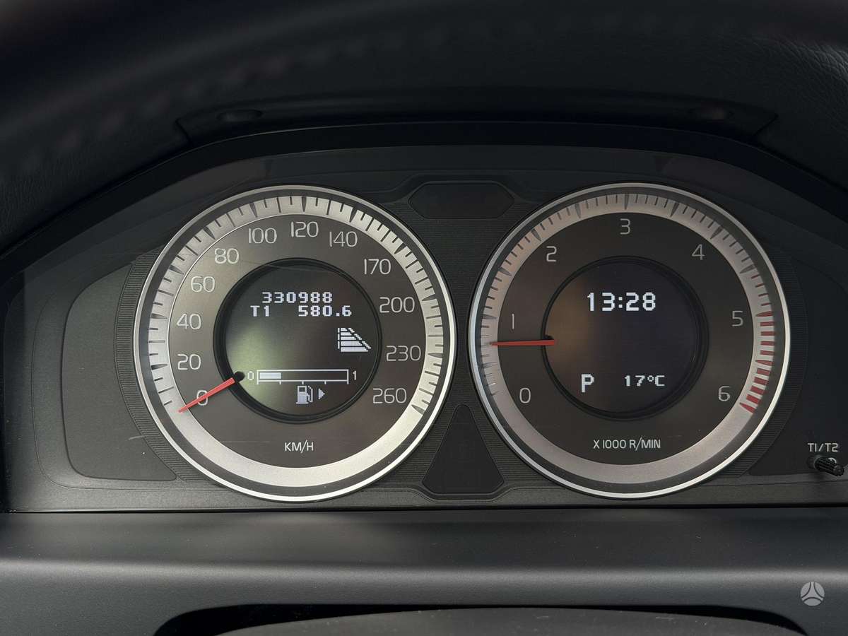 Volvo V70 2012 — photo 40