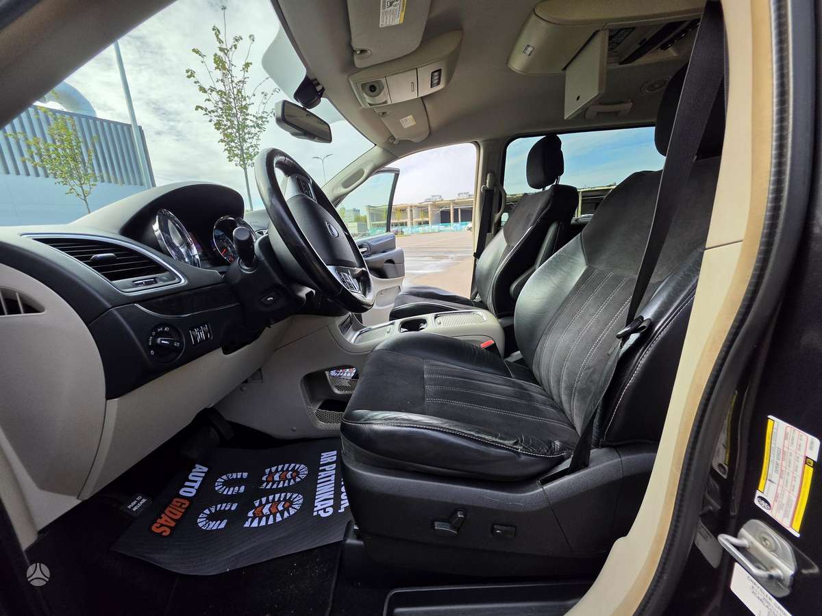 Lancia Voyager 2013 — фото 12