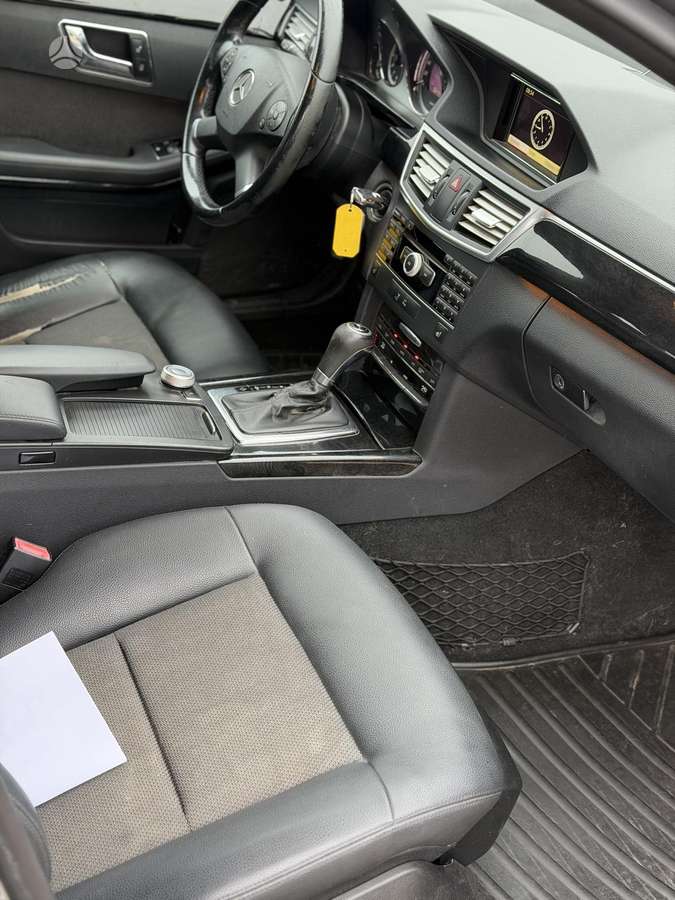 Mercedes-Benz E200 2011 — photo 11