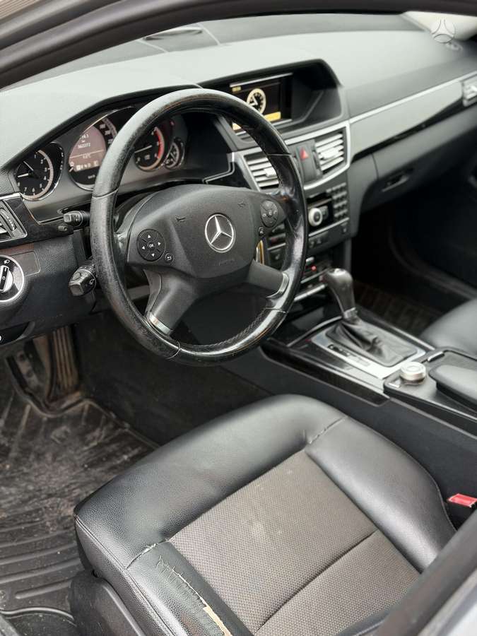 Mercedes-Benz E200 2011 — photo 12