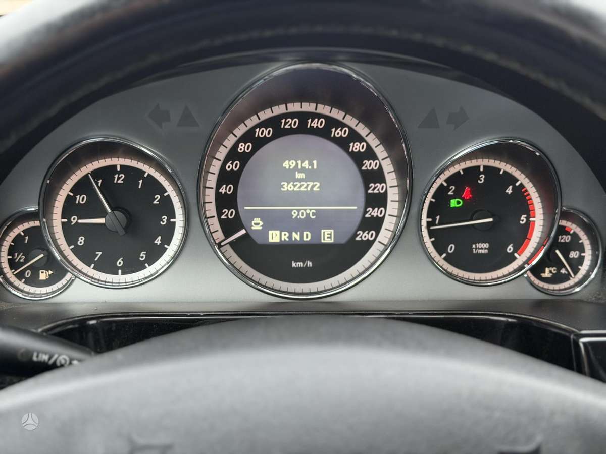 Mercedes-Benz E200 2011 — photo 13
