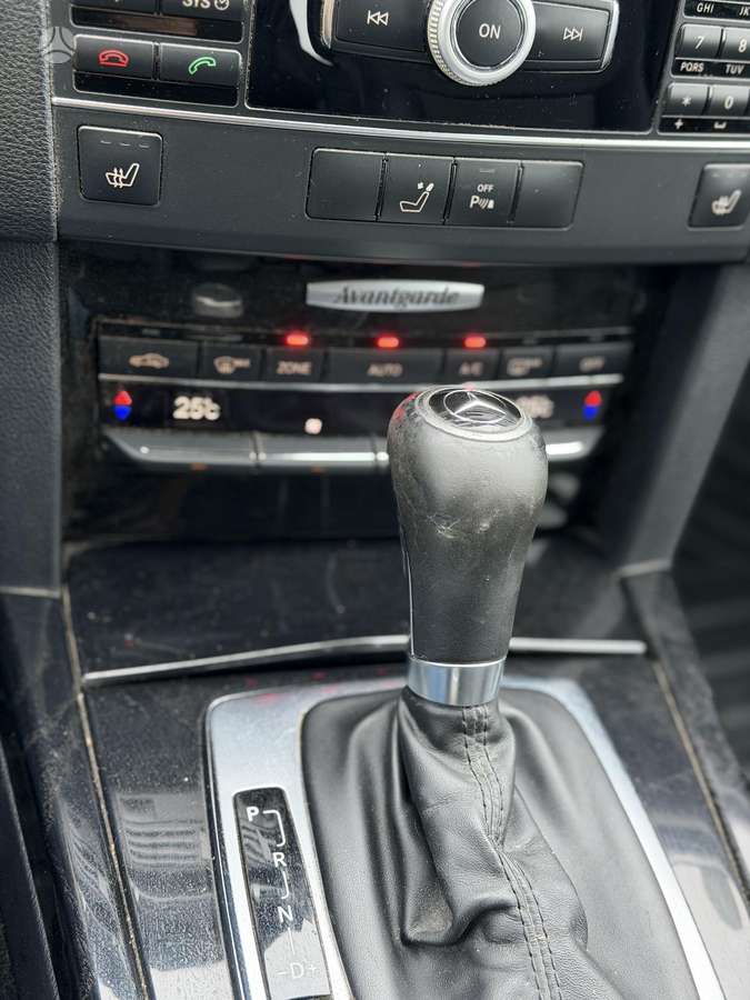 Mercedes-Benz E200 2011 — photo 14