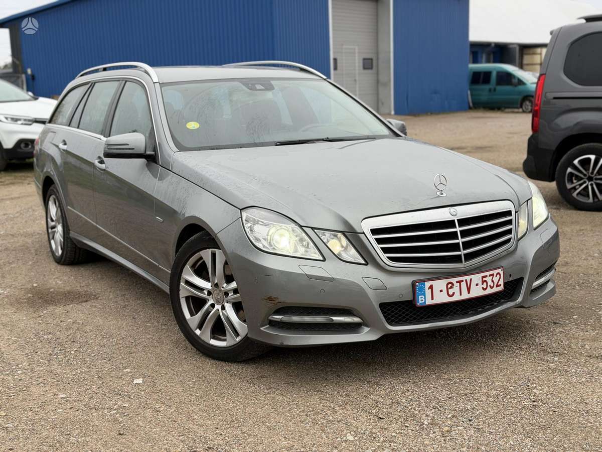 Mercedes-Benz E200 2011 — rear view