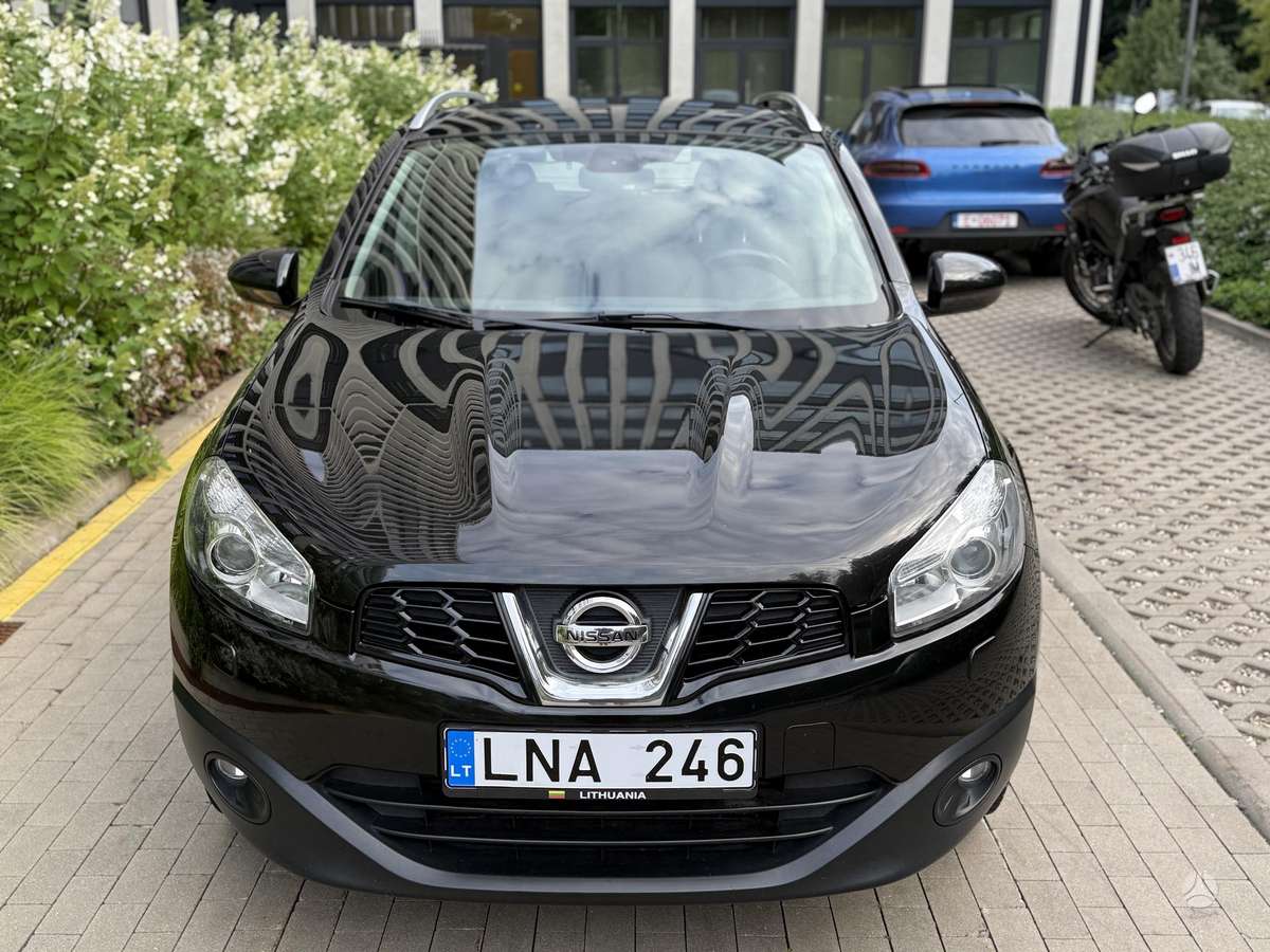 Nissan Qashqai 2012 — rear view
