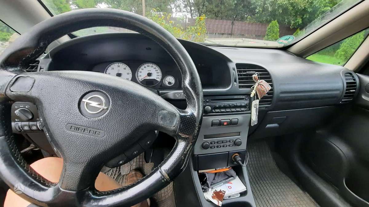 Opel Zafira 2004 — вигляд ззаду