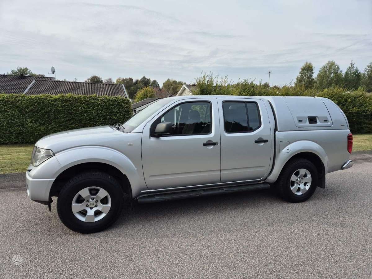 Nissan Navara 2005 — rear view