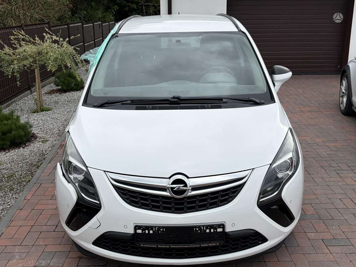 Opel Zafira 2013 — rear view