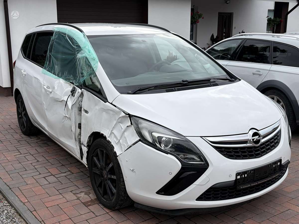 Opel Zafira 2013 — interior