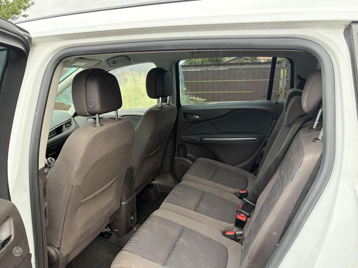 Opel Zafira 2013 — photo 8