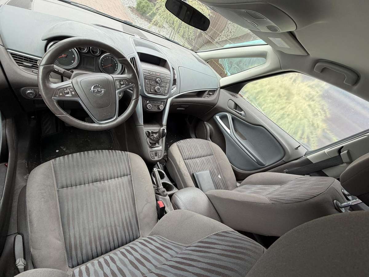Opel Zafira 2013 — photo 9