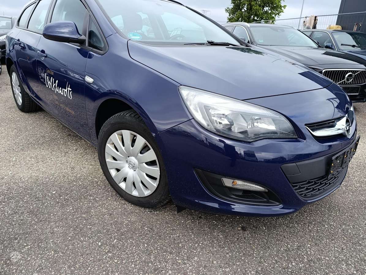 Opel Astra 2015 — rear view