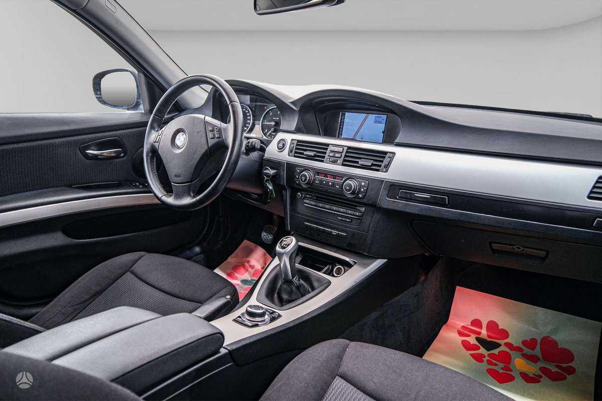 BMW 318 2011 — photo 10