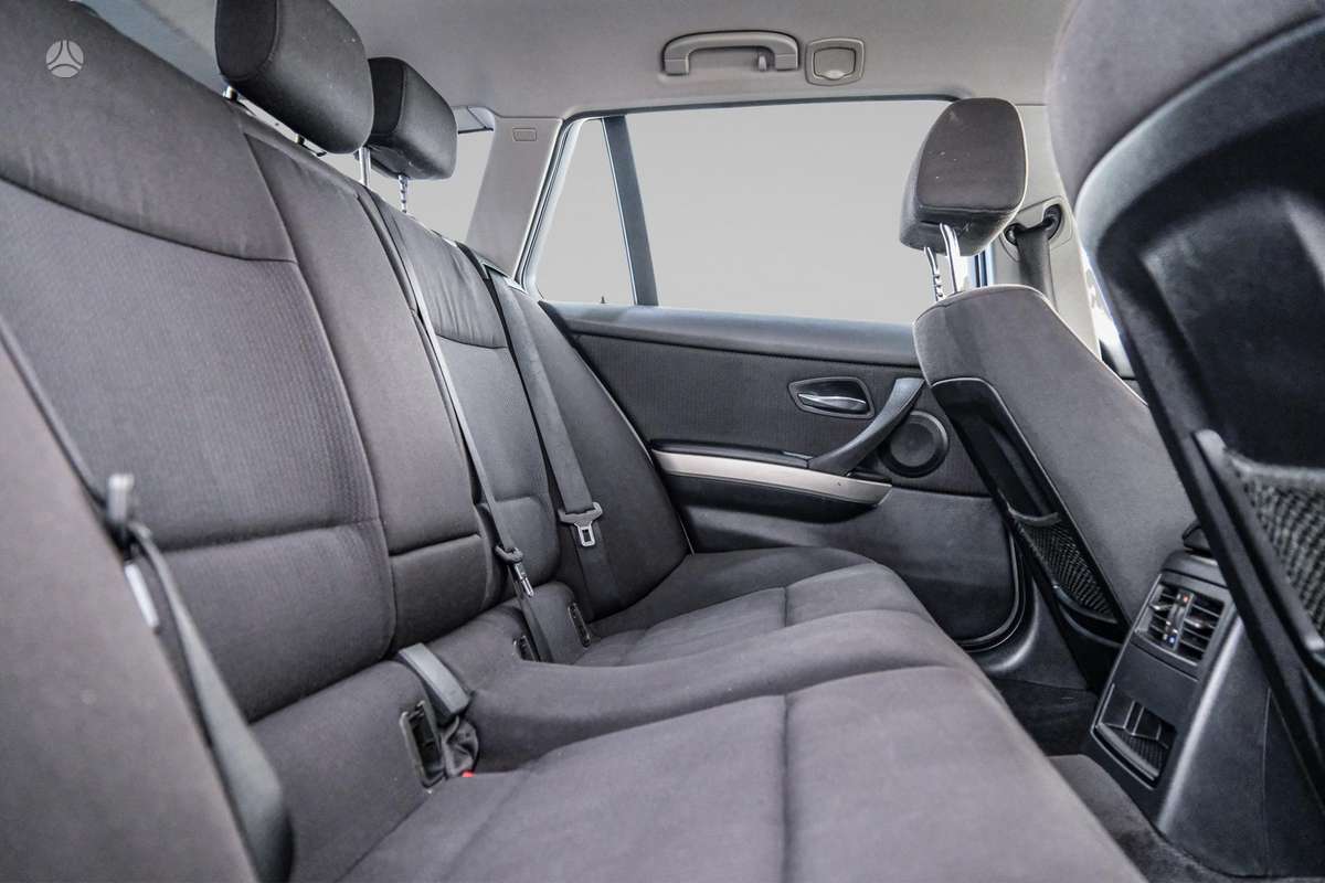 BMW 318 2011 — photo 11