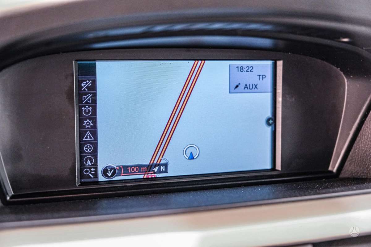 BMW 318 2011 — photo 12