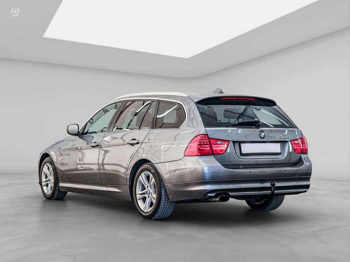 BMW 318 2011 — rear view
