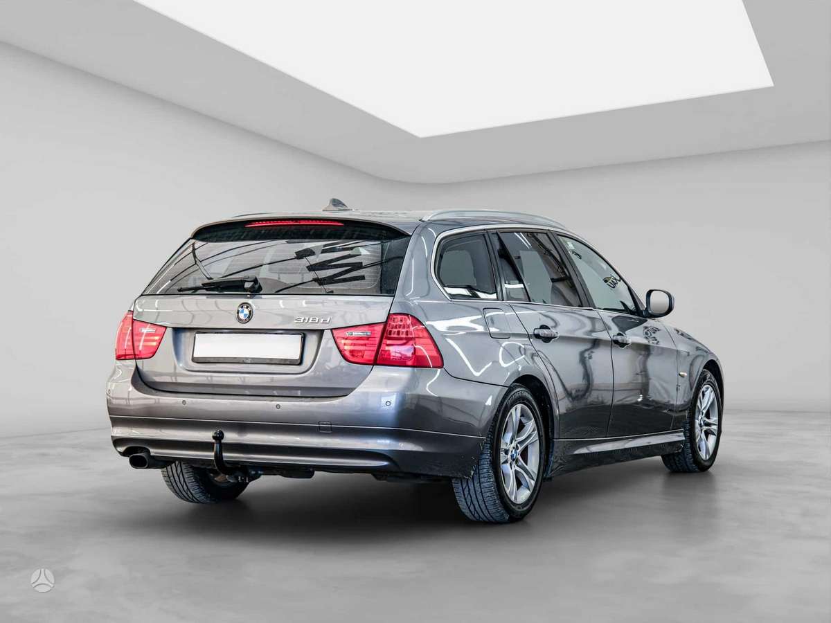 BMW 318 2011 — interior