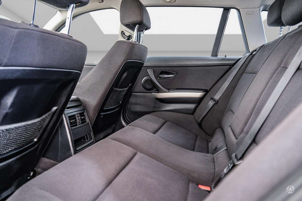 BMW 318 2011 — photo 8