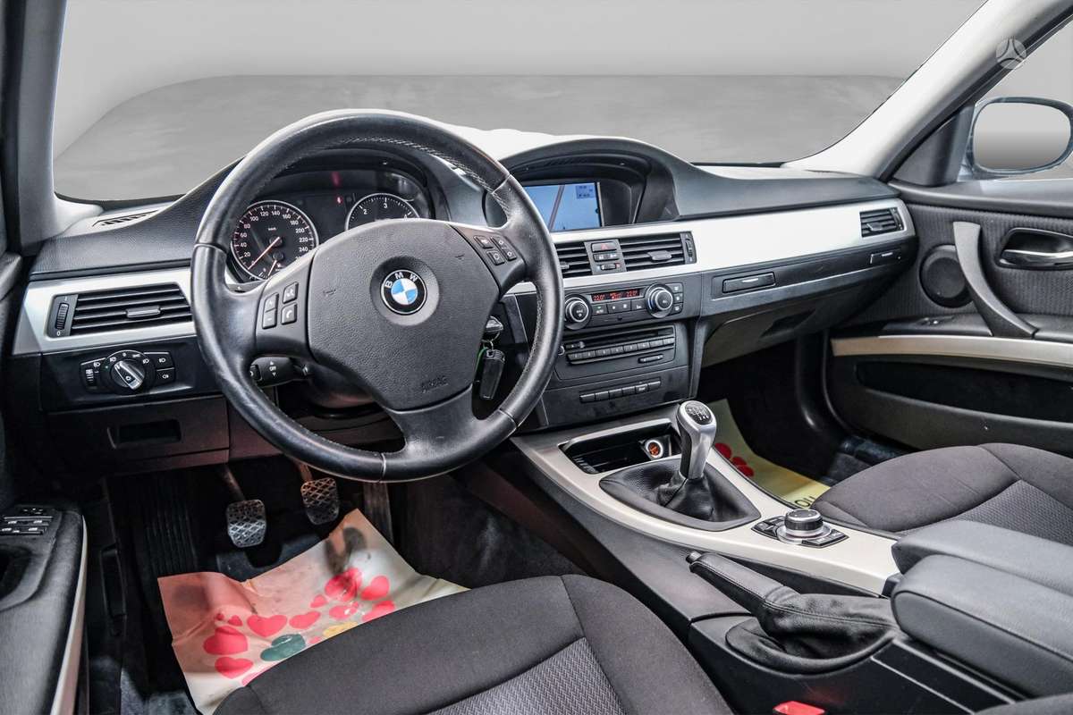 BMW 318 2011 — photo 9