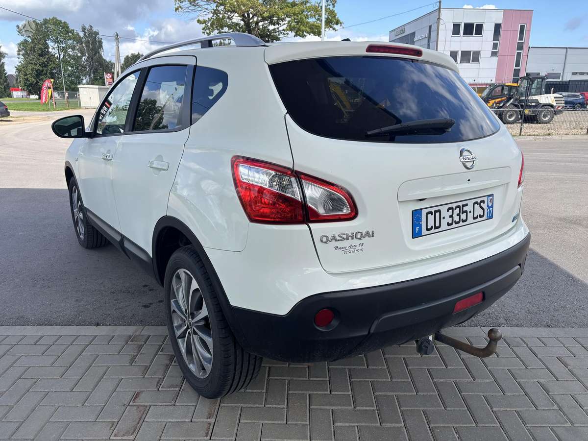 Nissan Qashqai 2012 — engine 1598 cm³, 131 HP (96kW)