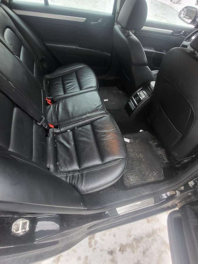 Skoda Superb 2011 — interior