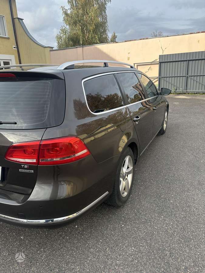 Volkswagen Passat 2013 — rear view