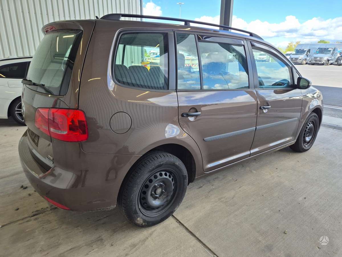 Volkswagen Touran 2012 — engine 1598 cm³, 105 HP (77kW)