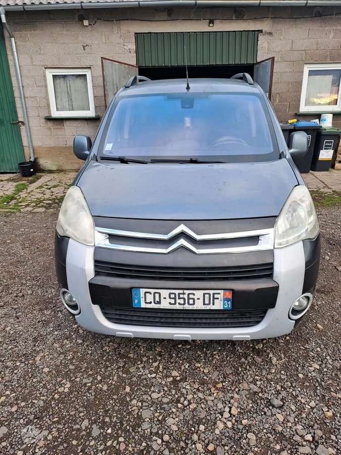 Citroen Berlingo 2011 — салон