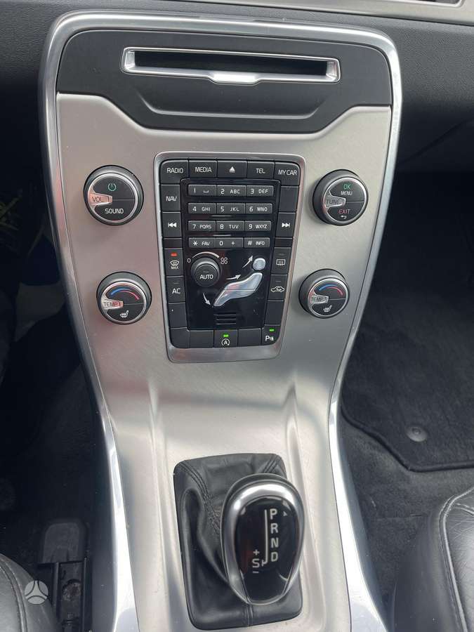 Volvo V70 2013 — photo 24