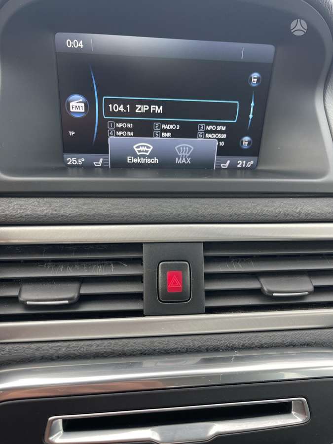 Volvo V70 2013 — photo 35
