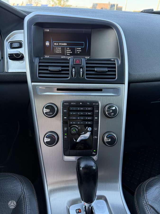 Volvo XC60 2011 — photo 15
