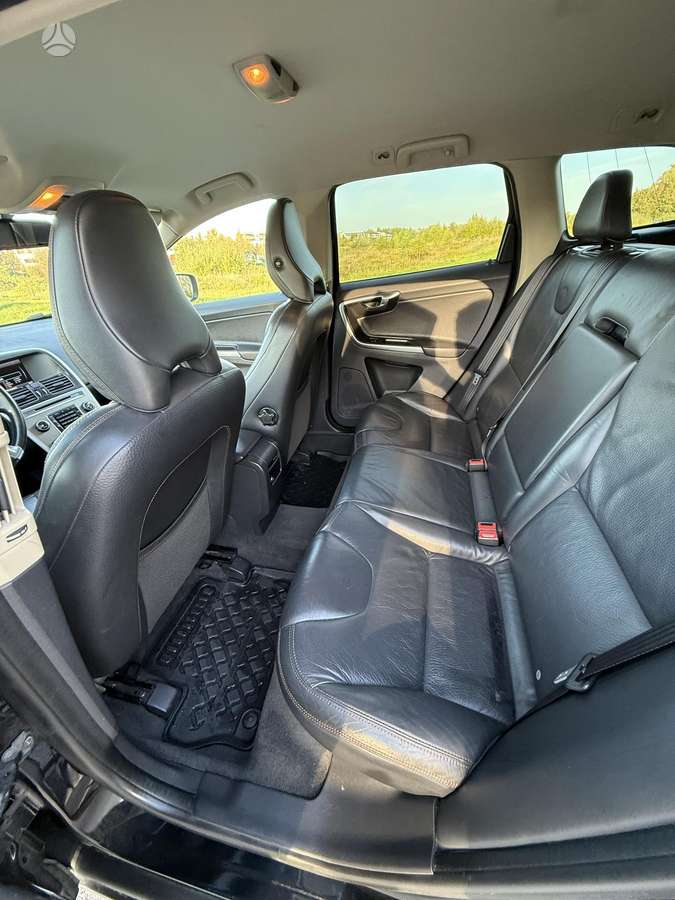 Volvo XC60 2011 — photo 18