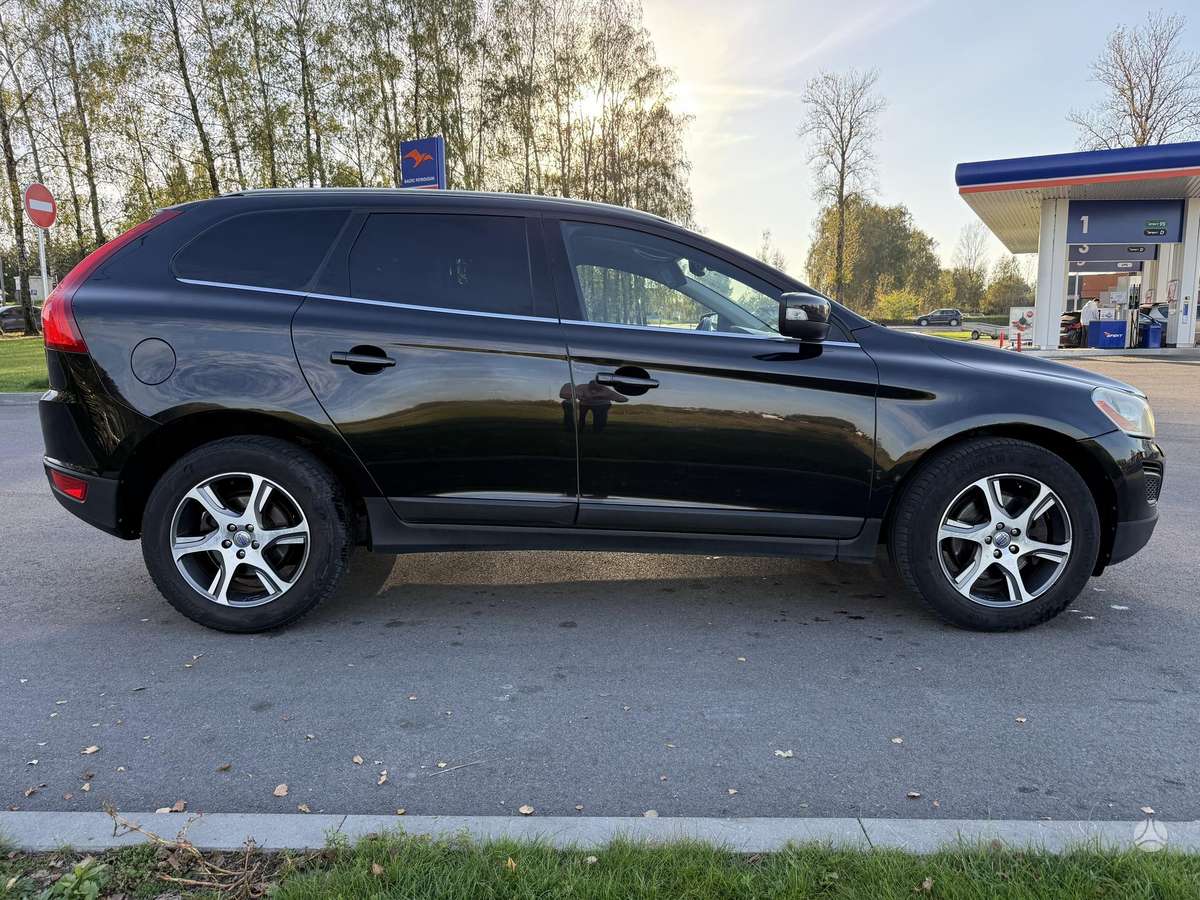 Volvo XC60 2011 — interior