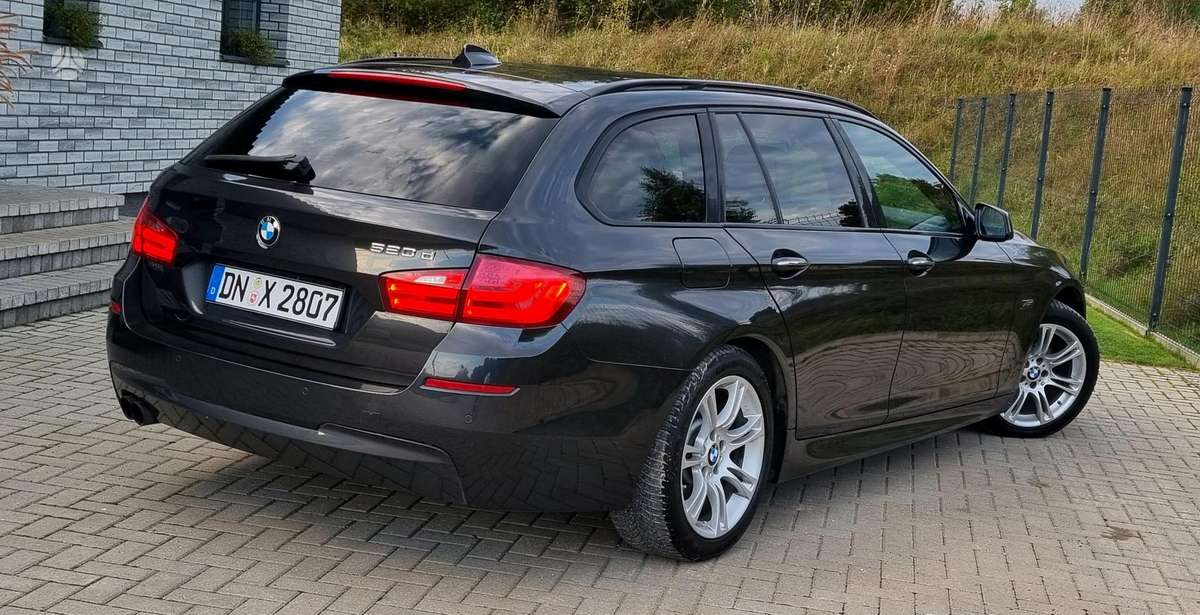 BMW 520 2011 — interior