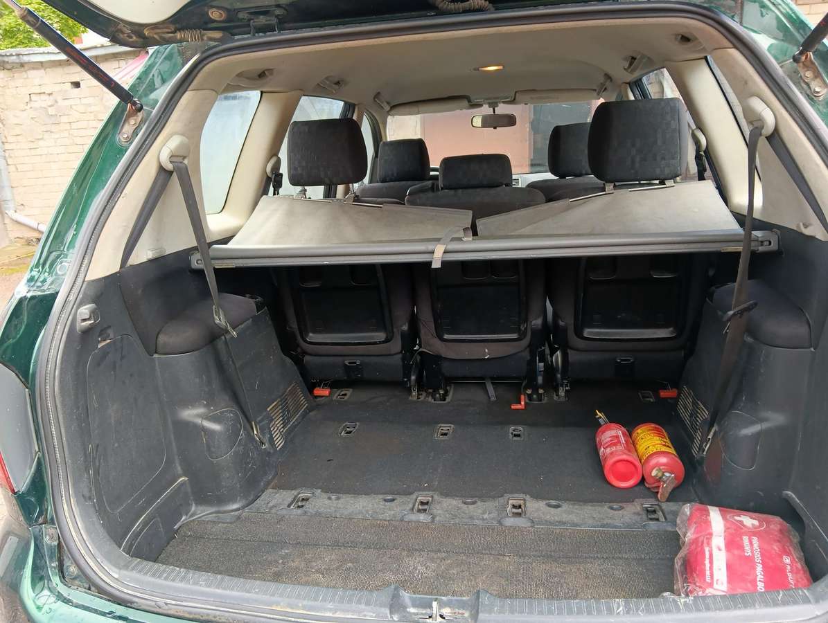 Toyota Avensis 2004 — rear view
