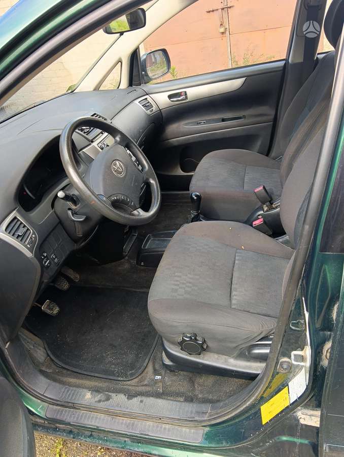 Toyota Avensis 2004 — interior