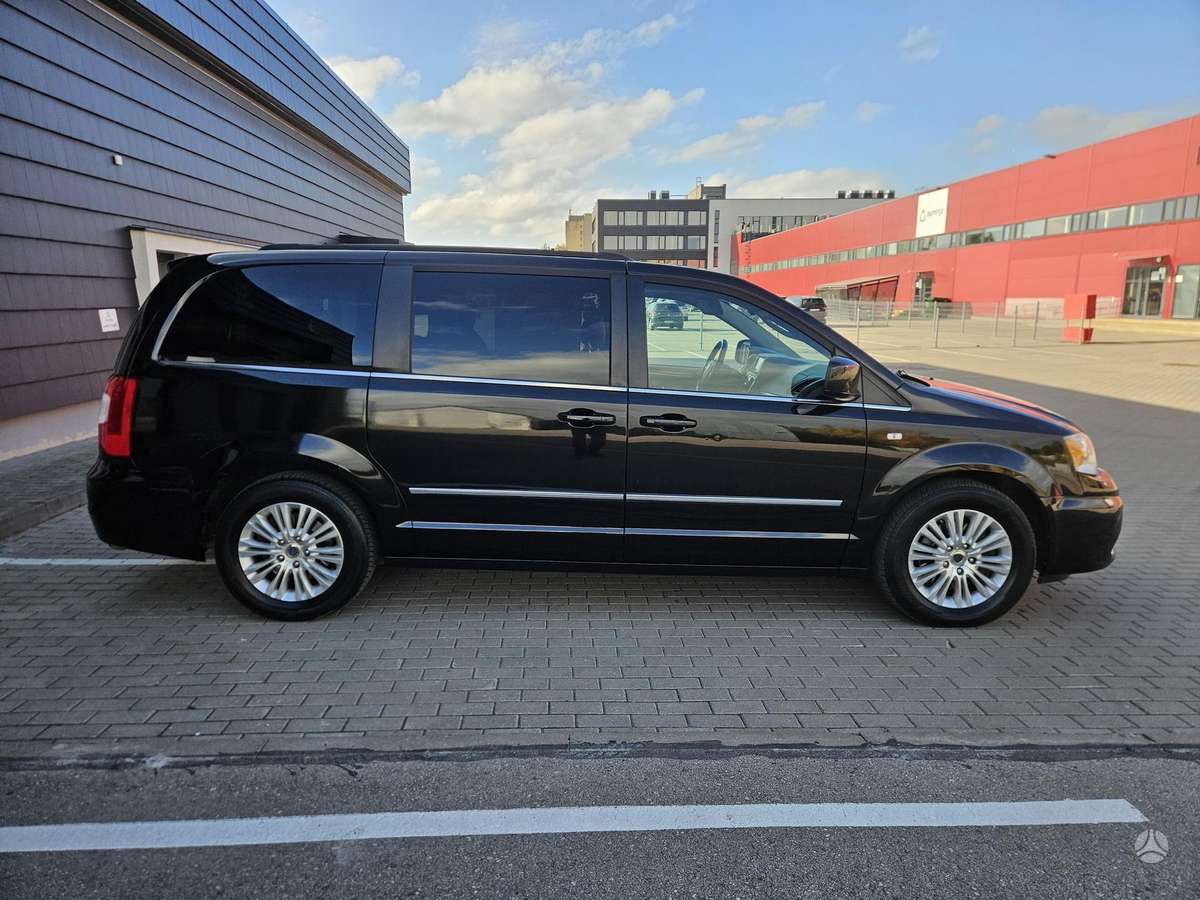 Lancia Voyager 2012 — фото 13