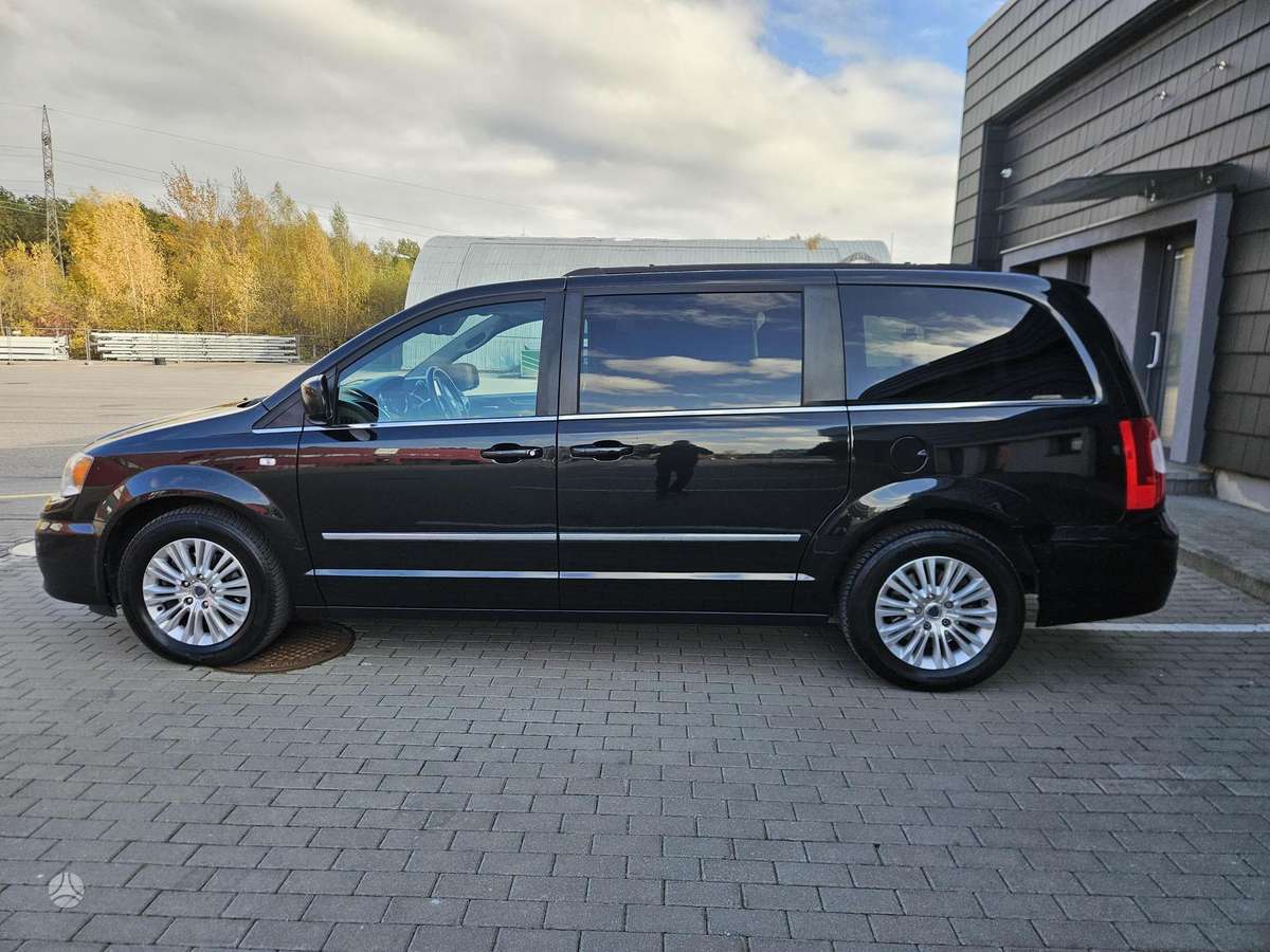 Lancia Voyager 2012 — фото 14