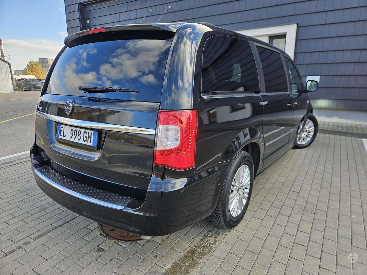 Lancia Voyager 2012 — фото 16