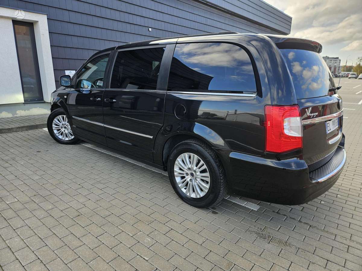 Lancia Voyager 2012 — фото 17