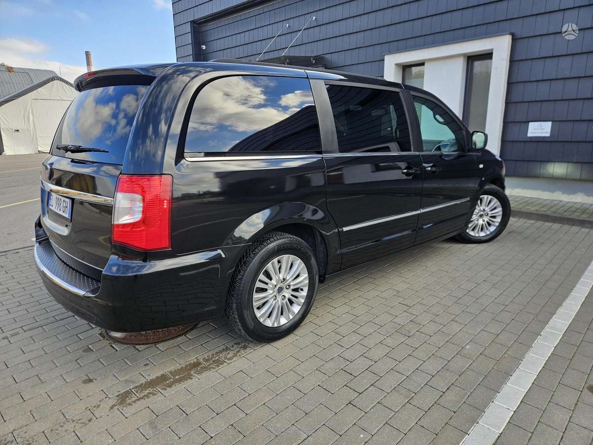 Lancia Voyager 2012 — фото 18