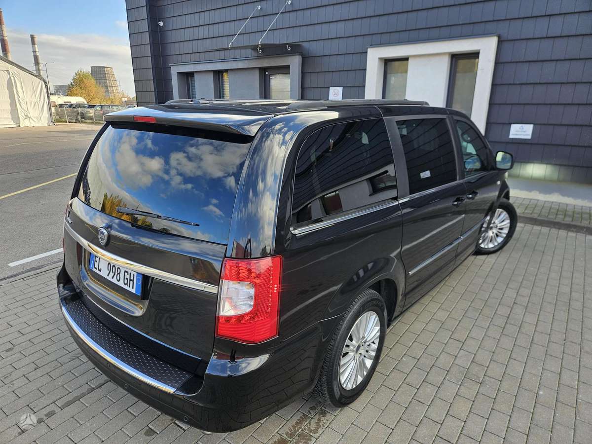 Lancia Voyager 2012 — фото 21