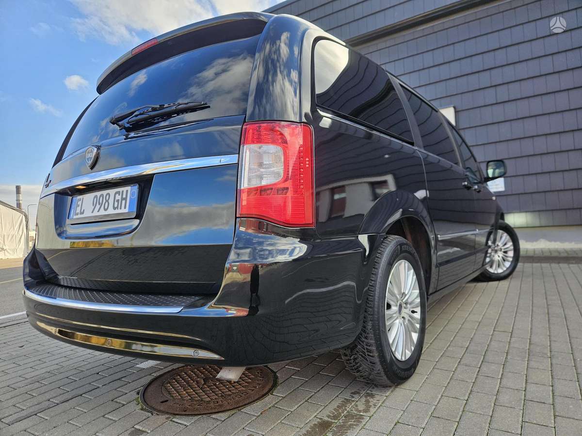 Lancia Voyager 2012 — фото 23