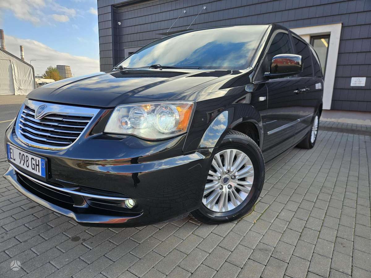 Lancia Voyager 2012 — салон