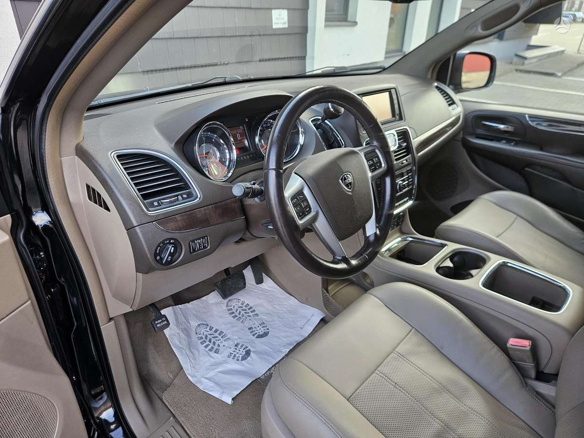 Lancia Voyager 2012 — фото 43