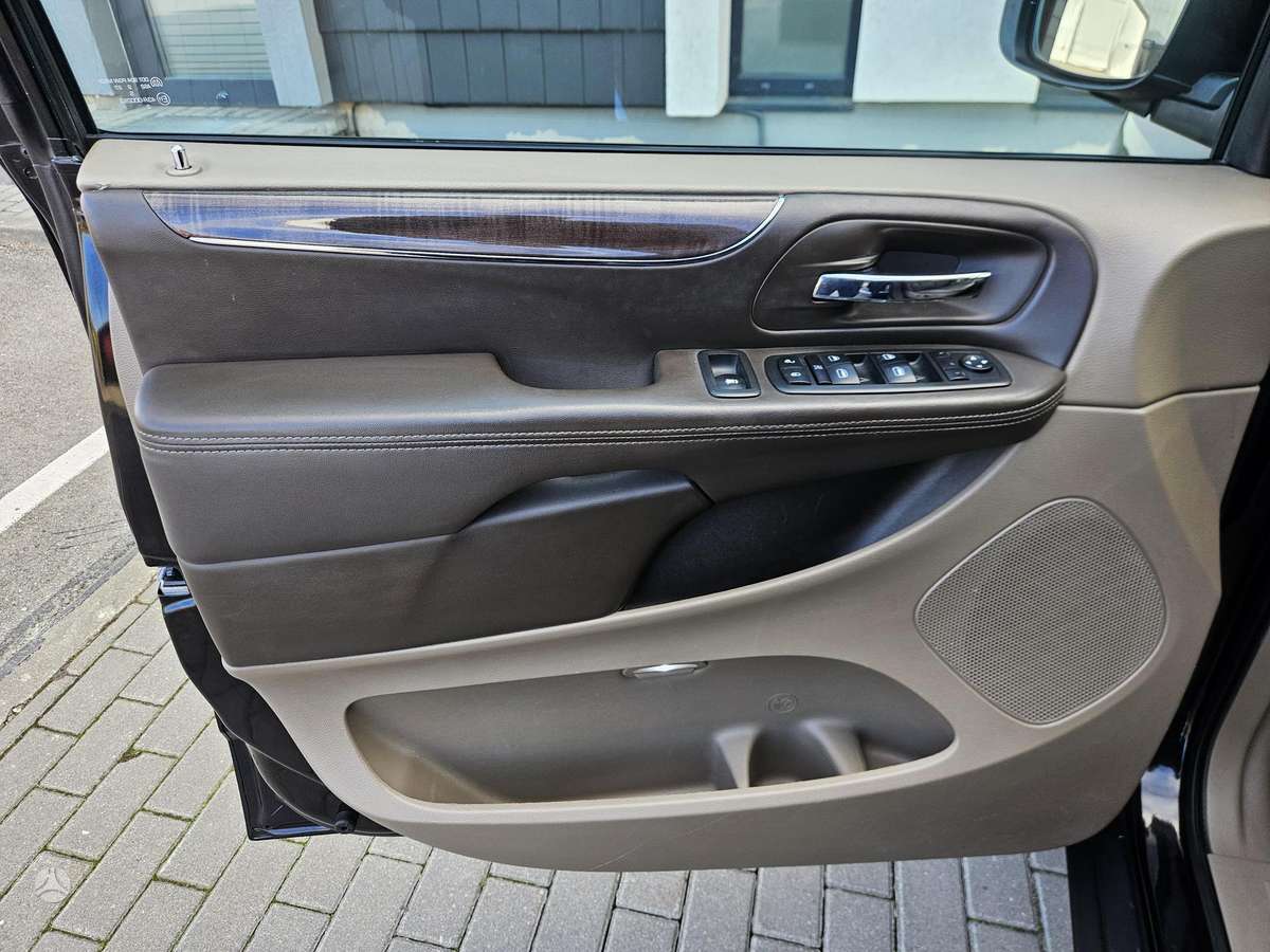 Lancia Voyager 2012 — фото 44