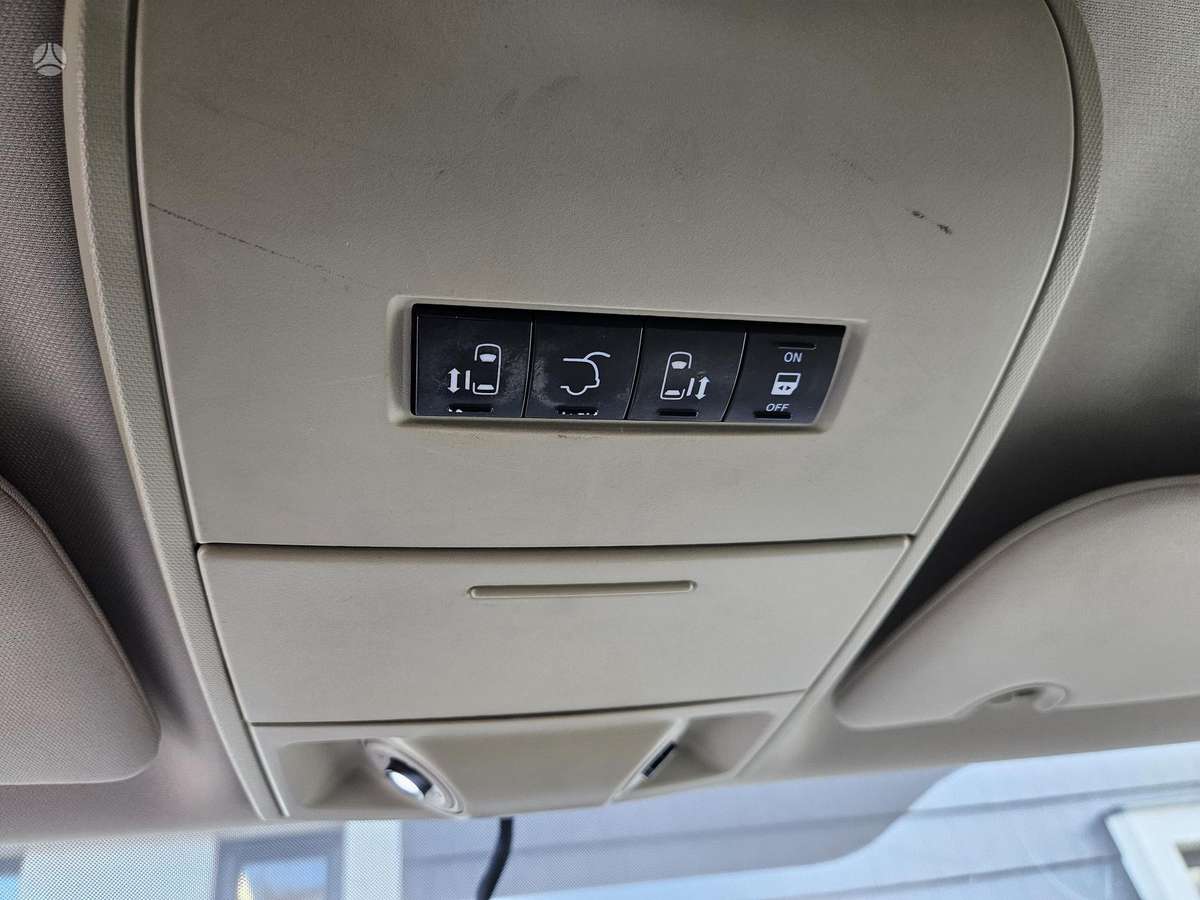 Lancia Voyager 2012 — фото 45