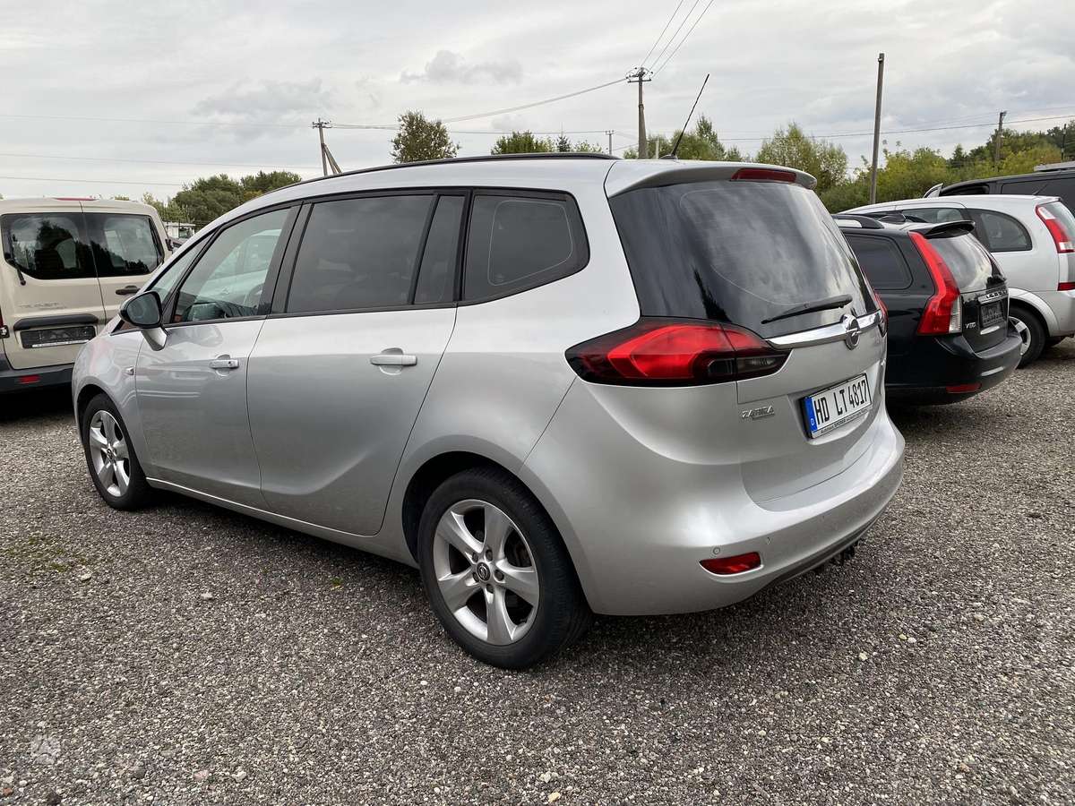 Opel Zafira 2012 — rear view
