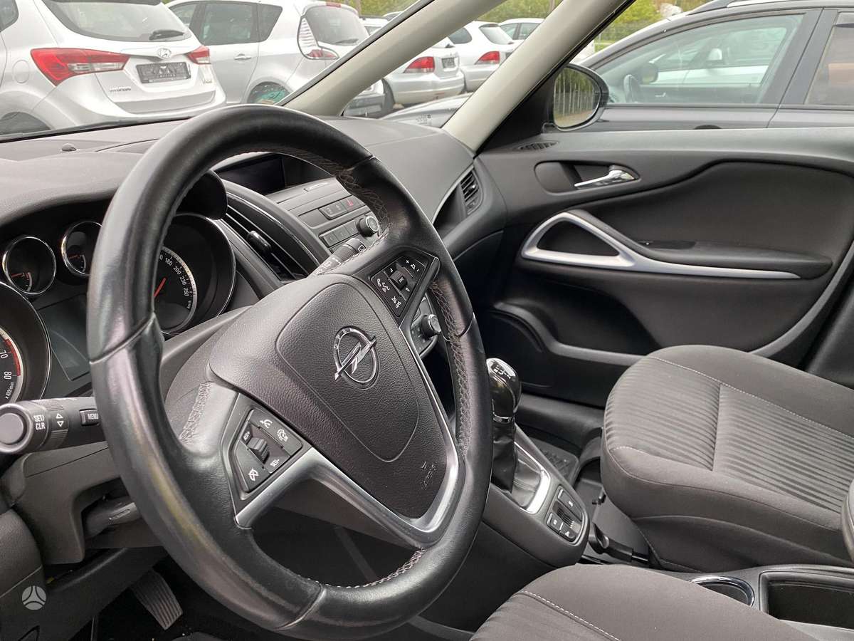 Opel Zafira 2012 — interior