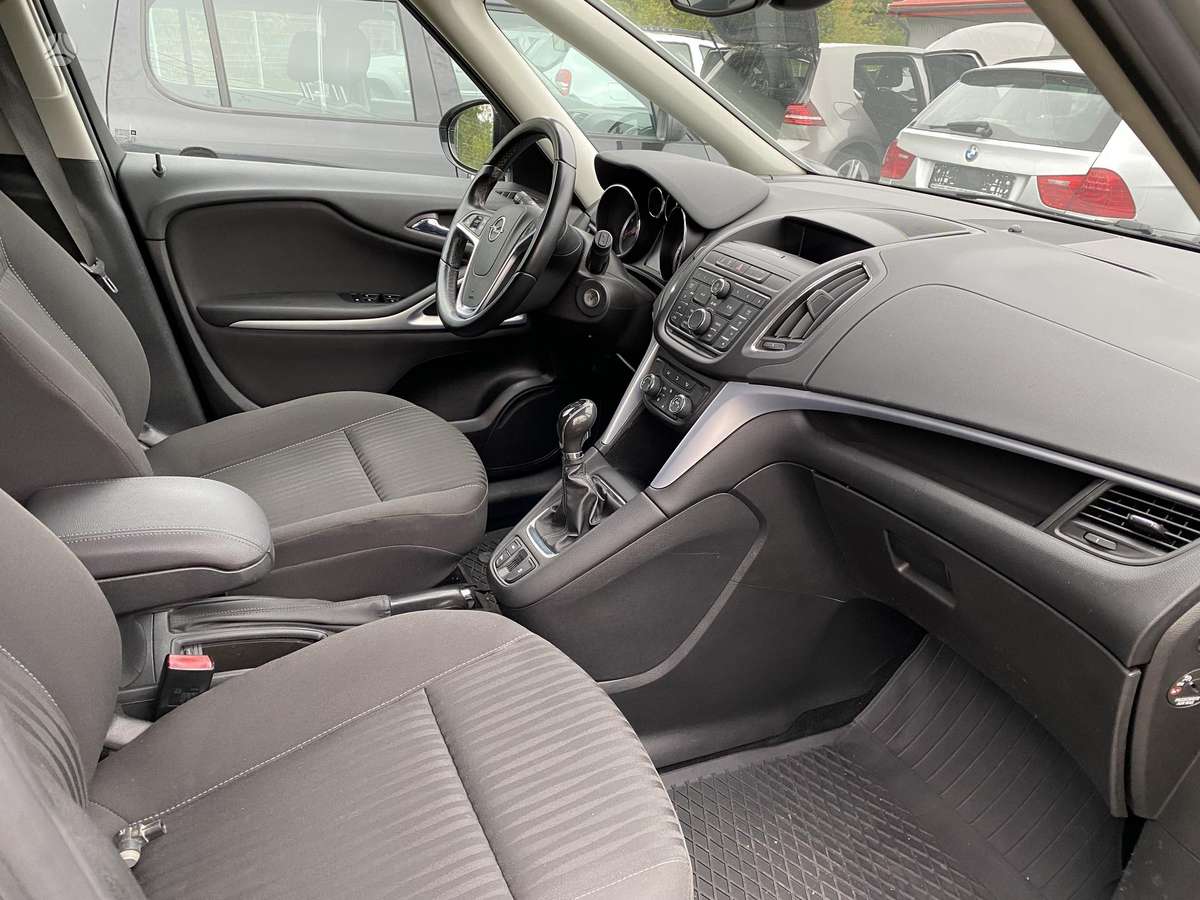Opel Zafira 2012 — photo 6